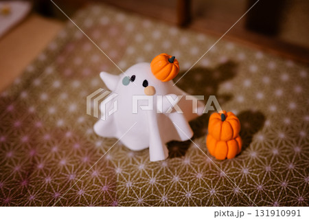 カラフル　ハロウィンおばけとかぼちゃ 131910991