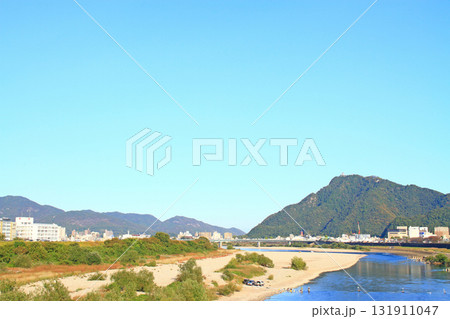 岐阜県岐阜市、長良川と金華山の風景 131911047