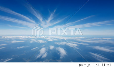 深い青空に描かれる雲の軌跡 131911261