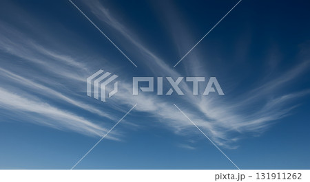 深い青空に描かれる雲の軌跡 131911262