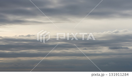 空一面に広がる高層雲のベール 131911284