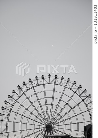 愛・地球博記念公園の観覧車の上を飛行機が飛ぶ 131911403