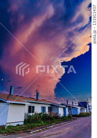 茜色に燃える夏の積乱雲 茜色に燃える夏の積乱雲 131911437