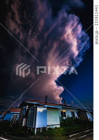 静かな住宅街に現れた巨大積乱雲 静かな住宅街に現れた巨大積乱雲 131911441