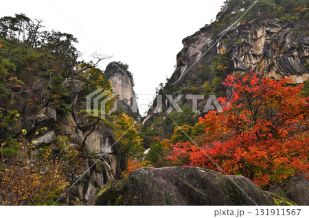 霧の中の紅葉真っ盛りの昇仙峡 131911567
