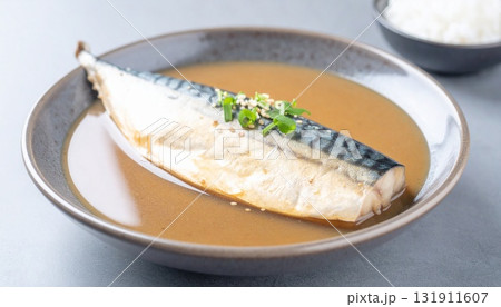 香ばしい鯖の味噌煮を上品に盛り付けた和食の一皿1 131911607