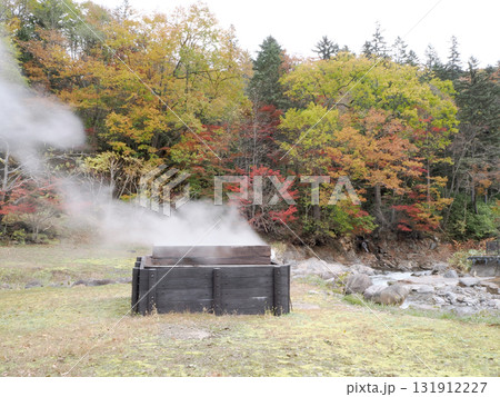 トムラウシ温泉の蒸気と紅葉 トムラウシ温泉の蒸気と紅葉 131912227