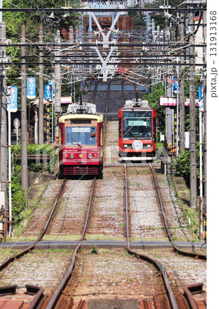 学習院下駅で行違う都電荒川線 131913168