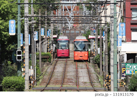 学習院下駅ですれ違う都電荒川線 131913170