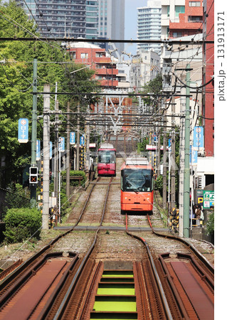 ビル街を走る都営荒川線 131913171