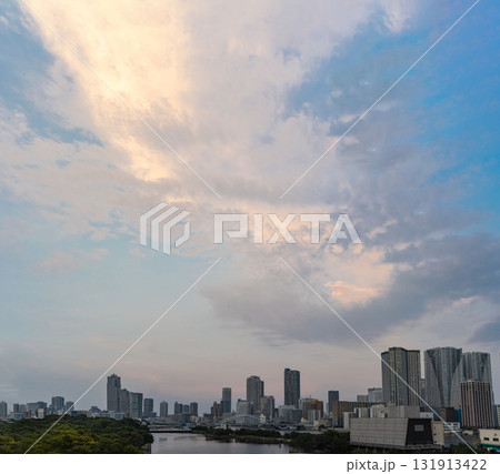 朝焼けに染まる東京隅田川、芝浦埠頭からみた東京湾晴海と浜離宮 131913422