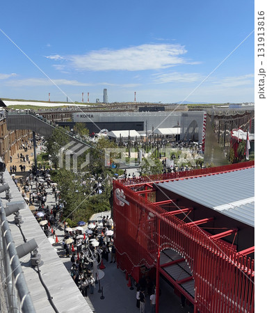 大阪・関西万博の賑わい 131913816