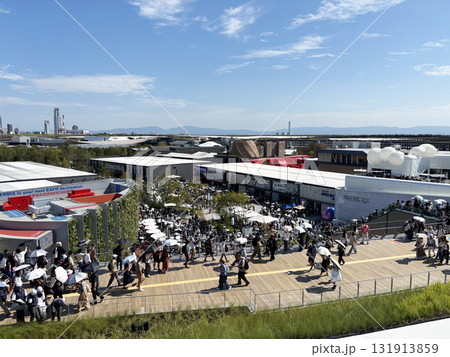大阪・関西万博の賑わい 131913859