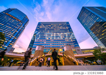 日本の東京都市景観 品川駅やオフィスビル群、仕事帰りのビジネスマンらなどを望む 日本の東京都市景観 品川駅やオフィスビル群、仕事帰りのビジネスマンらなどを望む 131913860