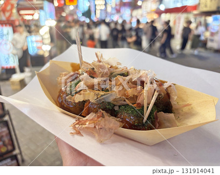 道頓堀でたこ焼きの食べ歩き 131914041