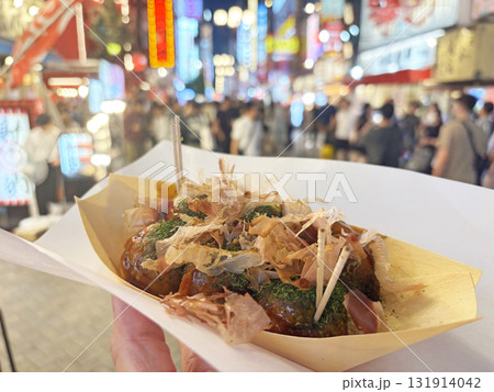 道頓堀でたこ焼きの食べ歩き 道頓堀でたこ焼きの食べ歩き 131914042