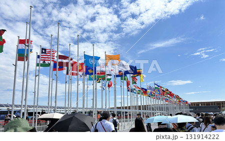 万博会場の万国旗 131914222