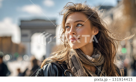 パリを観光している女性 131914415