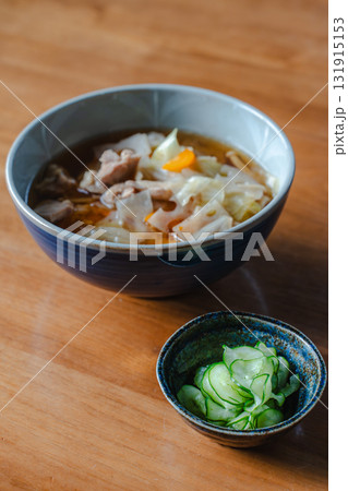 豚汁ときゅうりの酢の物が並ぶ和風朝食 豚汁ときゅうりの酢の物が並ぶ和風朝食 131915153