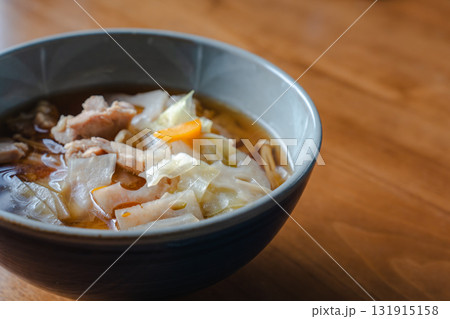 豚汁ときゅうりの酢の物が並ぶ和風朝食 131915158