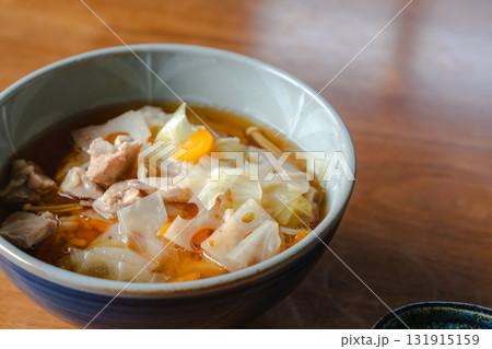 豚汁ときゅうりの酢の物が並ぶ和風朝食 131915159