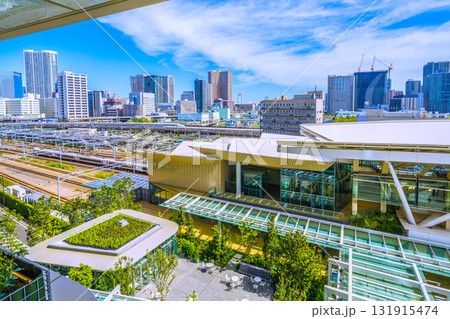 日本の東京都市景観新風景。高輪ゲートウェイ駅や新幹線、特急電車、芝浦のタワーマンション群などを望む 131915474