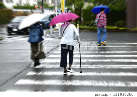 日本の東京都市景観 高齢化社会…雨の中、左手に傘、杖の高齢者…＝11日、横浜市内 131916266