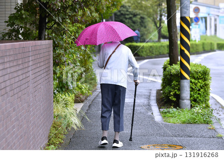 日本の東京都市景観 高齢化社会…雨の中、左手に傘、杖の高齢者…=11日、横浜市内 日本の東京都市景観 高齢化社会…雨の中、左手に傘、杖の高齢者…=11日、横浜市内 131916268