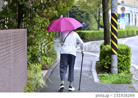 日本の東京都市景観 高齢化社会…雨の中、左手に傘、杖の高齢者…=11日、横浜市内 日本の東京都市景観 高齢化社会…雨の中、左手に傘、杖の高齢者…=11日、横浜市内 131916269