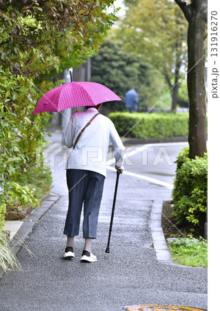 日本の東京都市景観 高齢化社会…雨の中、左手に傘、杖の高齢者…=11日、横浜市内 日本の東京都市景観 高齢化社会…雨の中、左手に傘、杖の高齢者…=11日、横浜市内 131916270