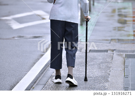 日本の東京都市景観 高齢化社会…雨の中、左手に傘、杖の高齢者…＝11日、横浜市内 131916271