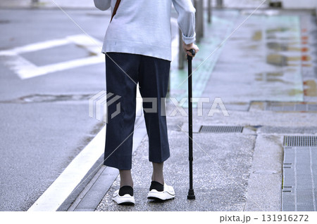 日本の東京都市景観 高齢化社会…雨の中、左手に傘、杖の高齢者…=11日、横浜市内 日本の東京都市景観 高齢化社会…雨の中、左手に傘、杖の高齢者…=11日、横浜市内 131916272