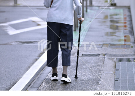 日本の東京都市景観 高齢化社会…雨の中、左手に傘、杖の高齢者…＝11日、横浜市内 131916273