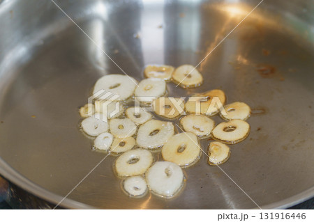 にんにくスライスを油で炒める 131916446