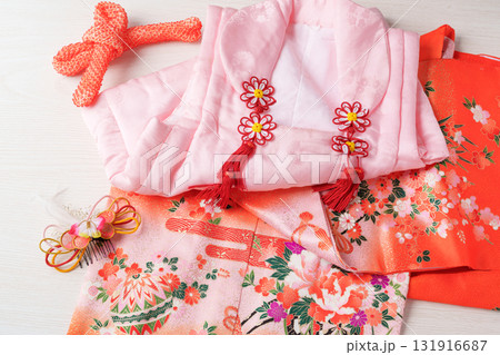七五三イメージの女の子の着物と被布 131916687