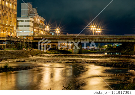 京都鴨川夜景 四条大橋(団栗橋方面から撮影) 京都鴨川夜景 四条大橋(団栗橋方面から撮影) 131917392