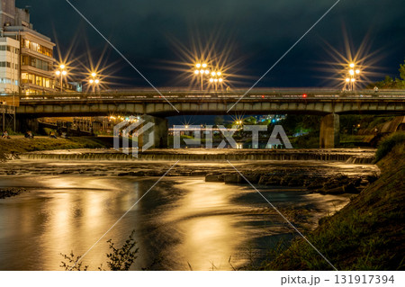 京都鴨川夜景　四条大橋（団栗橋方面から撮影） 131917394