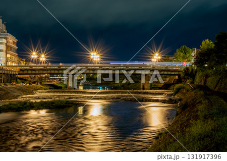 京都鴨川夜景　四条大橋（団栗橋方面から撮影） 131917396