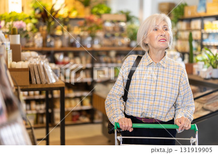 woman walks around an eco supermarket woman walks around an eco supermarket 131919905