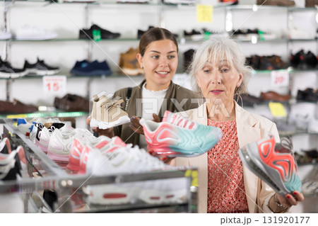 Elderly mom strongly recommends her doughter to pay attention to classic model of light sneakers Elderly mom strongly recommends her doughter to pay attention to classic model of light sneakers 131920177