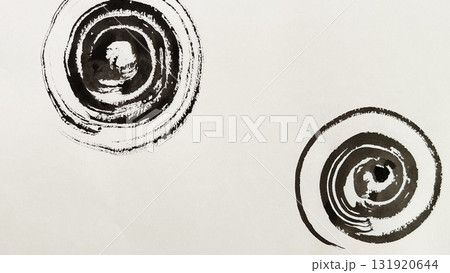 墨で描いた水紋、墨と筆で描いた波紋、波紋の水墨画、丸い渦巻き 131920644