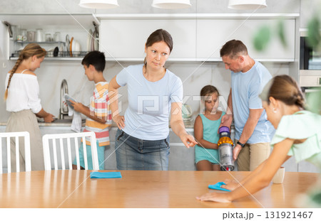 Big family members cleaning their house 131921467