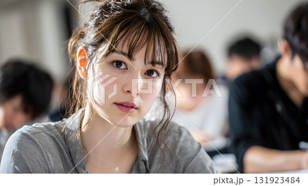 セミナーに参加する若い女性 131923484