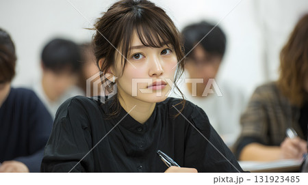 セミナーを受ける人々と20代女性 131923485
