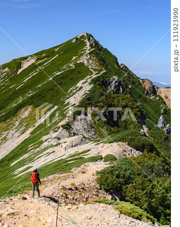 初秋の北アルプス・唐松岳から見る山並みの絶景 131923990