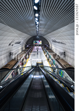 元町・中華街駅 近未来的なホーム 131924387