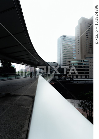 さくらみらい橋とみなとみらいのビル群 131924896