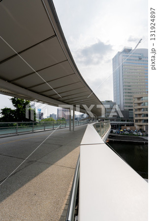 さくらみらい橋とみなとみらいのビル群 131924897