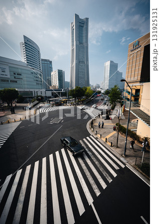横浜みなとみらい ランドマークタワーと交差点 横浜みなとみらい ランドマークタワーと交差点 131925131