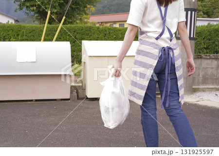 家庭ゴミを出すエプロン姿の女性 家庭ゴミを出すエプロン姿の女性 131925597
